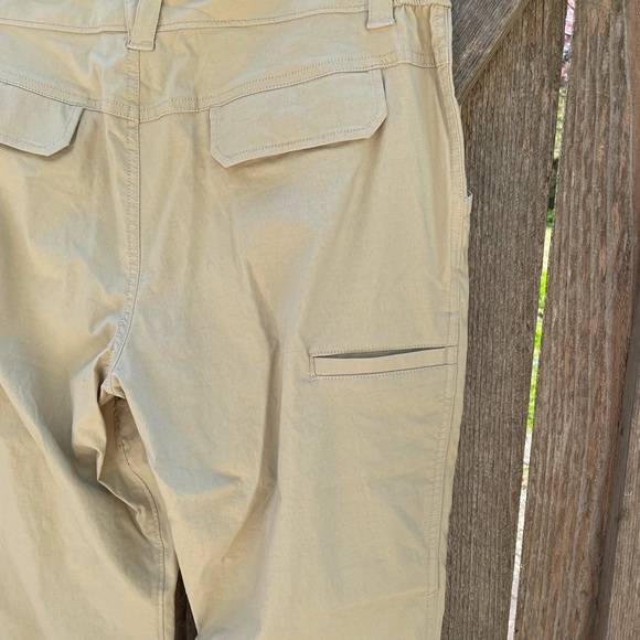 Duluth Trading Company Dry on the Fly Bootcut Cargo Pants Capris size 8 31” - Picture 2 of 8